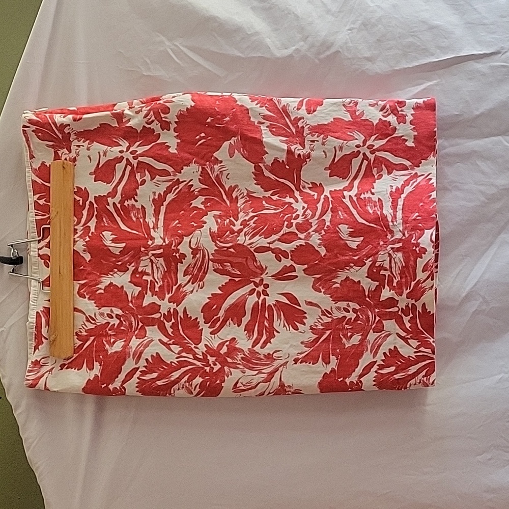 THE LIMITED SKIRT LIGHT AND STANDARD RED WITH OFF WHITE FLOWERWD SKIRT SIZE 2